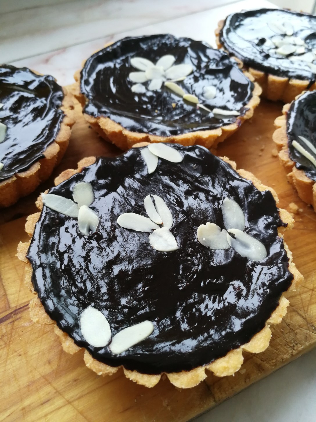 Mazurek Czekoladowy z konfiturą z działki i płatkami migdałowymi