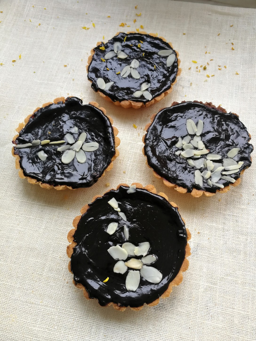 Mazurek to Must Have każdych Świąt Wielkanocnych. Z pewnością każdy z Was ma swój ulubiony smak. My proponujemy: kruche ciasto, czekolada deserowa, wytrawna konfitura. Całość pięknie udekorowana maleńkimi płatkami migdałowymi.