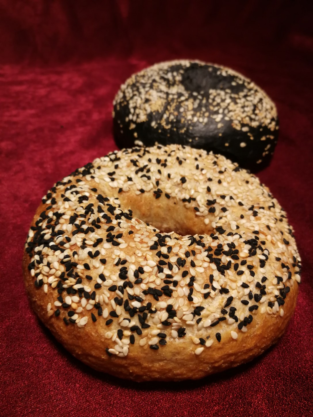 Biały Bajgiel i Czarny Bajgiel z sezamem. Bułka kanapkowa.