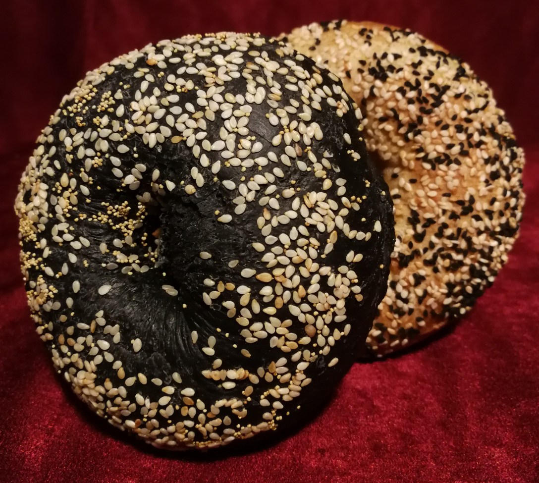 Czarny Bajgiel z Sezamem i Biały Bajgiel z Sezamem