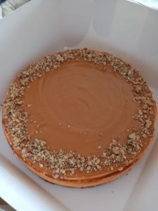 Sernik z białą czekoladą karmelem i orzechami włoskimi Santa Teresa 