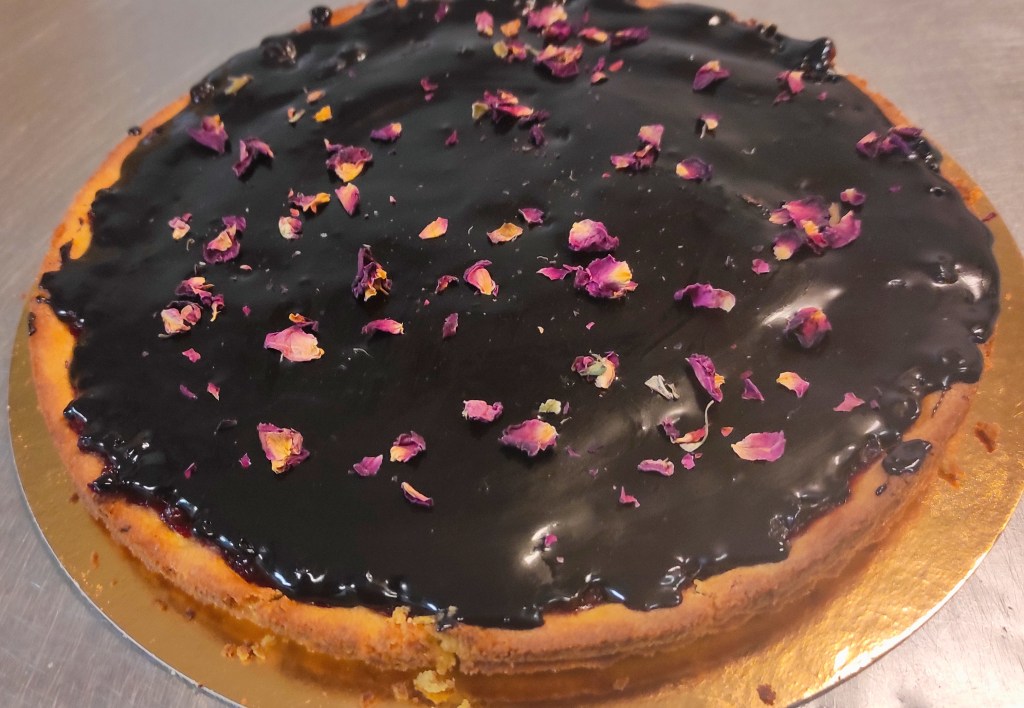 Tarta domowa z konfiturą i płatkami róży Santa Teresa